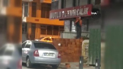 İnşaatta giren kadın üzerine çıktığı tuğlaları park halindeki araçlara attı