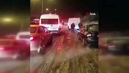 Bursa’da “kar çilesi”! Araçlar yolda kaldı