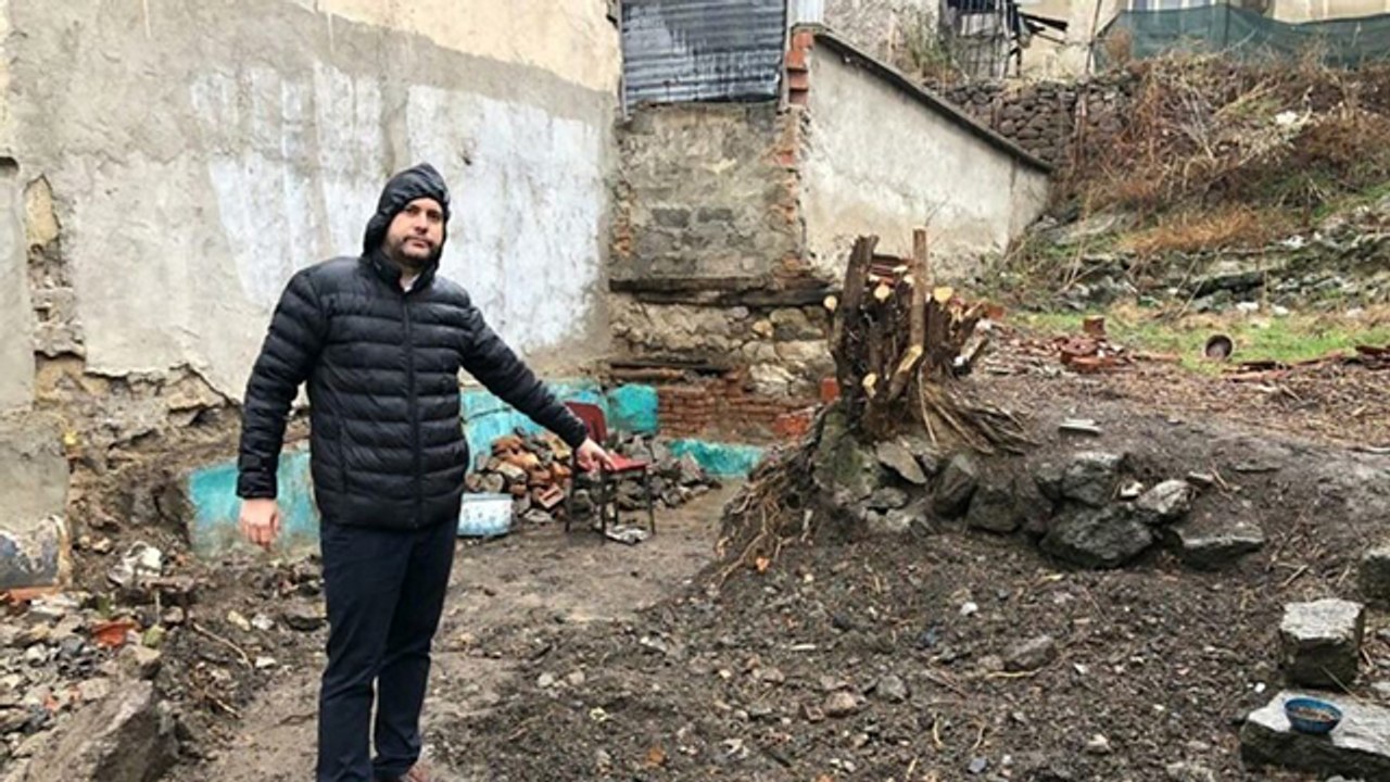 Bir garip türbe hikayesi! Ev sahibi bahçeyi gör...