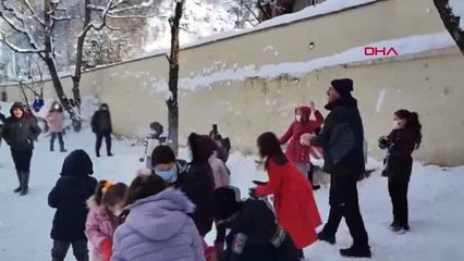 SAKARYA VALİSİ ÖĞRENCİLERLE KARTOPU OYNADI