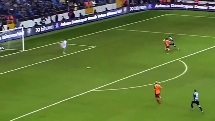 Akgün segna, Balotelli gli tira un calcio in testa (per scherzo)