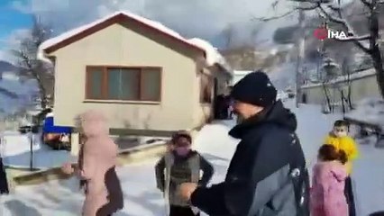 Vali öğrencilerle kartopu oynadı, ortaya renkli görüntüler çıktı