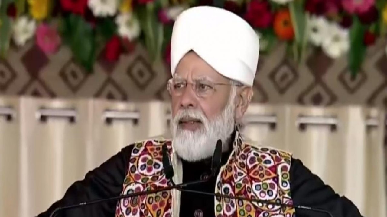 Some people have made talking about cows a sin: Modi