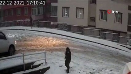 Karlı yolda frene bastı, sitenin bahçesine düştü