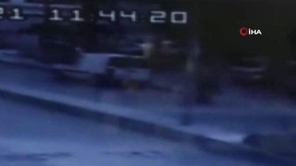 Geri geri gelen sürücü yaşlı kadına çarptı