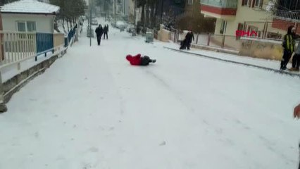 ÇORUM'DA KAR, ÖĞRETMEN VE ÖĞRENCİLERİN EĞLENCESİ OLDU