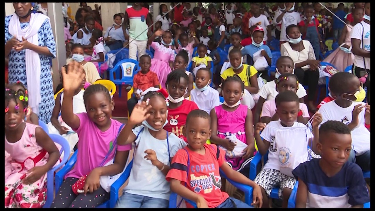 La Première Dame Dominique Ouattara offre un arbre de noël aux enfants