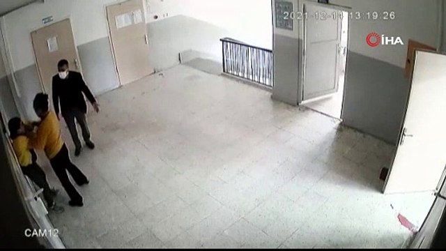 Bunu yapan öğretmen olamaz! Öğrencisini tekme tokat dövdü