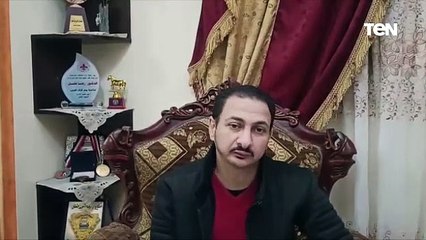 د.رضا فضل ولد بإعاقة بدون كفين يرسم بفمه ويعمل مدرس بقسم التربية الفنية بكلية التربية جامعة الأزهر