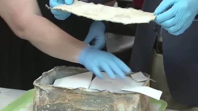 Abren una cápsula del tiempo de 1887