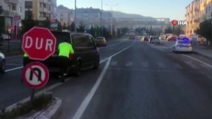 Yolda kalan sürücünün imdadına polis yetişti