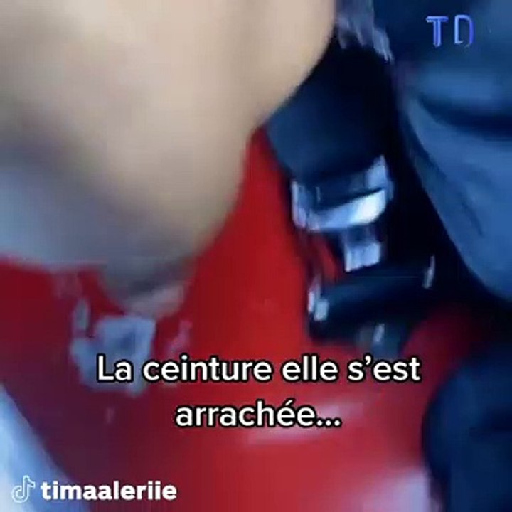 Sa ceinture se détache dans un manège du parc Astérix