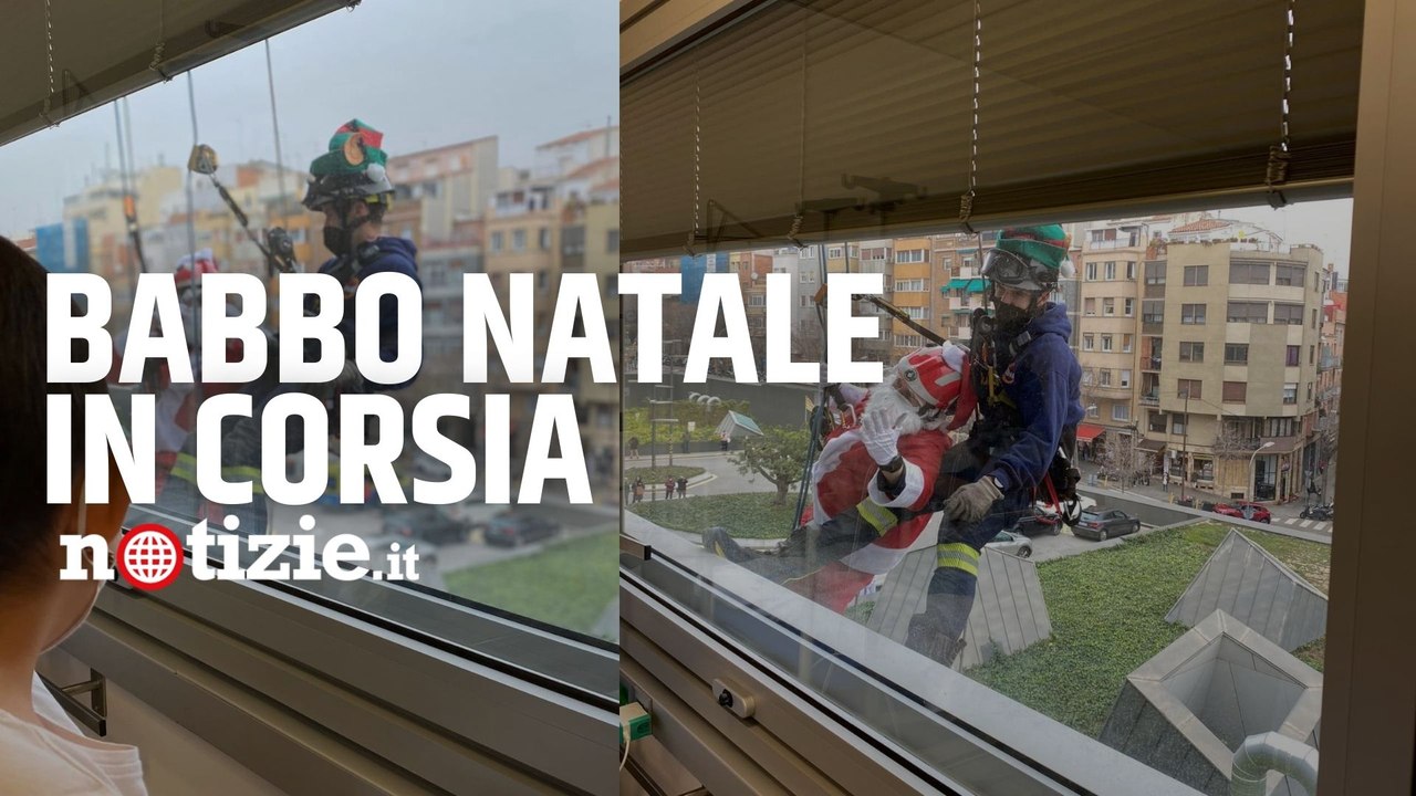 Barcellona, Babbo Natale si cala dai tetti degli ospedali per una sorpresa ai bimbi ricoverati