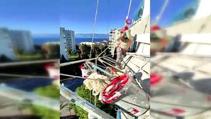 Halat koptu; iskelede mahsur kaldığı anları kaydetti; ''Bir Allah’ın kulu yardım etmedi''