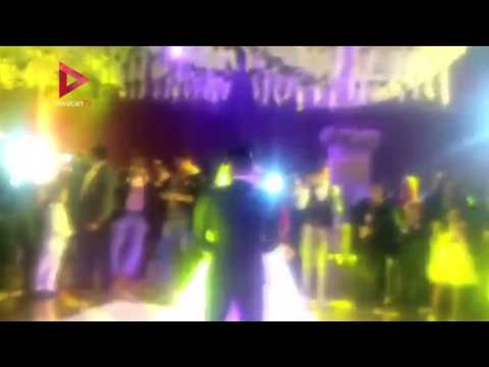 مؤمن زكريا يرقص مع عروسه وسط أهله وأصدقائه بحفل زفافه