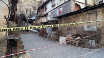 Beypazarı'nda kaya parçalarının zarar verdiği evlerin sahipleri yardım bekliyor