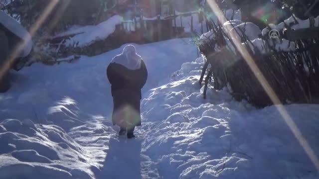 Karla kaplanan köylerde vatandaşların zorlu yaşamı