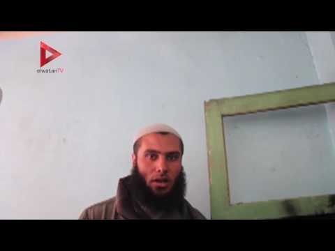 أحد شيوخ قرية بكفر الشيخ يقرأ القرآن في منزل بعد اشتعال النيران به بسبب الجن