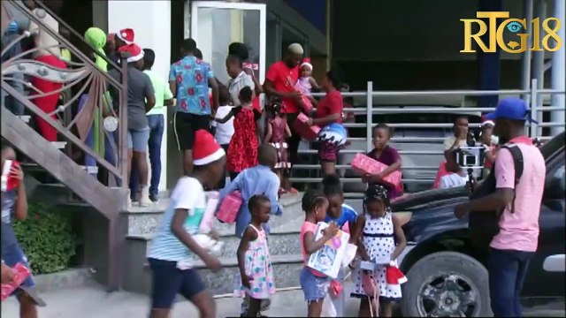 Family Center ak FOLONHA distribiye kado bay anviwon 300 timoun nan komin Taba.