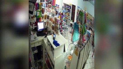 Vídeo mostra homem furtando cofrinho para doação a pessoas com câncer em panificadora