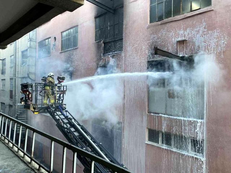 Bayrampaşa'da ayakkabı imalathanesinde korkutan yangın