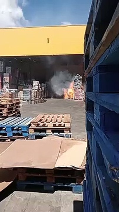 Vídeo mostra o momento que incêndio começa no Fort Atacadista em Florianópolis