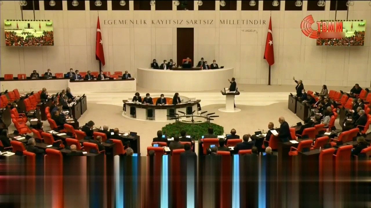 CHP'li Veli Ağbaba cüzdanını kürsüde unutunca cevabı böyle yapıştırdı