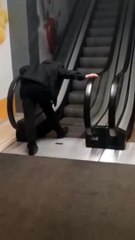 Gars bourré vs Escalator