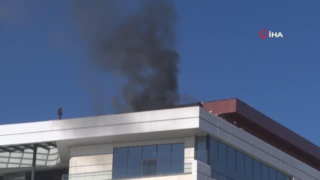 Son dakika haberi: İş merkezinin çatısında yangın çıktı, meraklı vatandaşlar balkonlara koştu