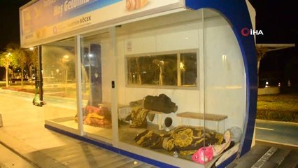 Otobüs durakları evsizlere ev oldu