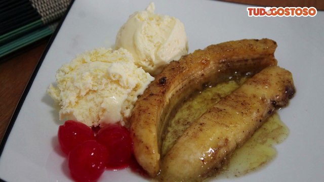 Banana flambada com sorvete