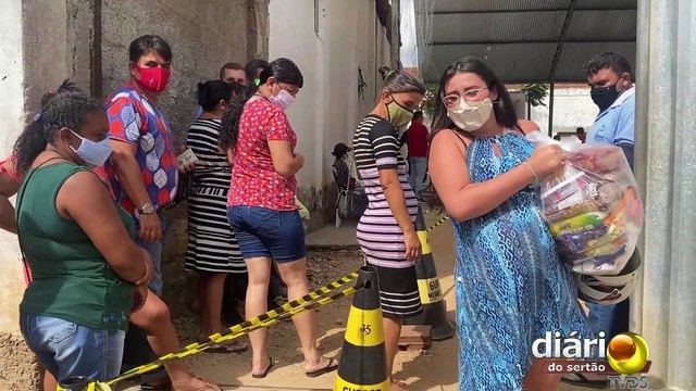 Prefeitura de São João e Pisada do Sertão doam feiras e vale-compras para famílias carentes
