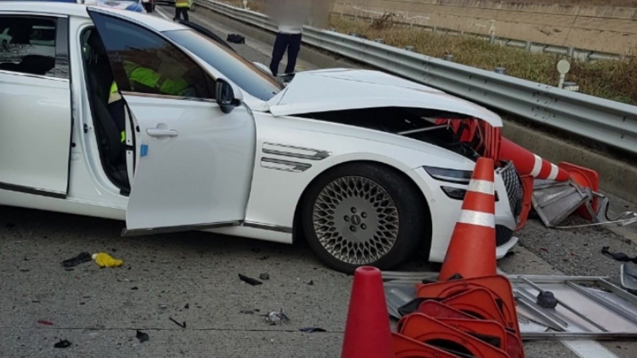 대구, 고속도로서 작업하던 화물차 들이받은 승용차...3명 사상 / YTN