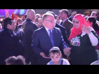 فتاة تهدي وزير الثقافة طائرة هليكوبتر.. والأخير:  يداعبها مفيش دبابات