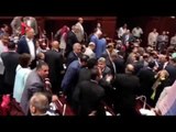 استمرار الاشتباكات لليوم الثالث داخل البرلمان خلال مناقشة اتفاقية 