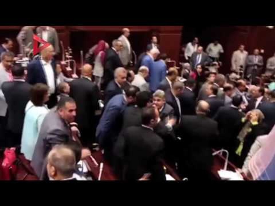 استمرار الاشتباكات لليوم الثالث داخل البرلمان خلال مناقشة اتفاقية "تيران وصنافير"