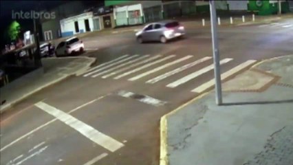 Câmera flagra moto sendo furtada no Centro