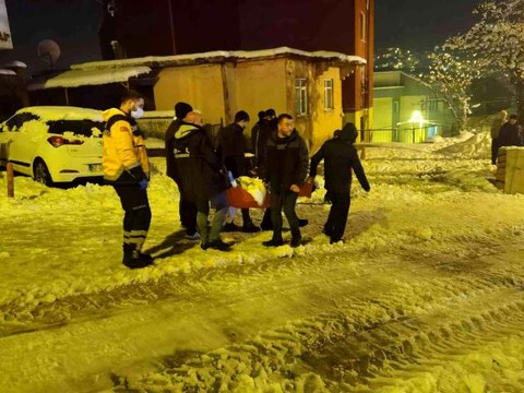 Buzlu zeminde hastayı taşımak için seferber oldular