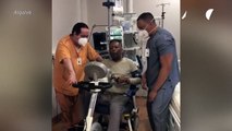 Pelé deixa hospital após duas semanas