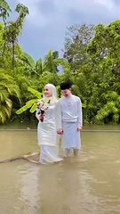 فيديو يرصد أغرب زفاف في 2021 تم وسط الفيضانات الشديدة بماليزيا