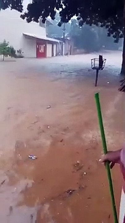 Chuva forte alaga ruas e prefeitura cancela eventos de Natal em Valadares