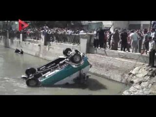 انتشال سيارة سيرفيس من مياه بحر يوسف بالفيوم