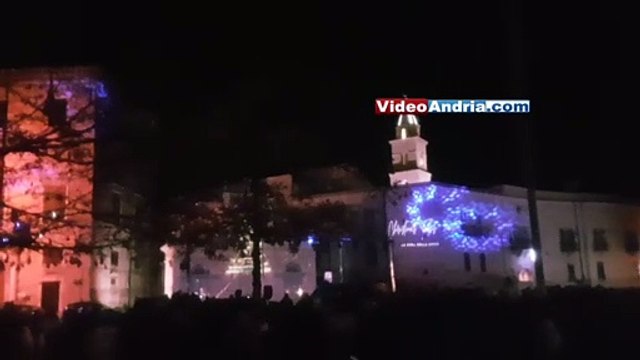 Andria: musica e proiezioni sugli edifici storici, spettacolo di luci in Piazza Catuma - VIDEO