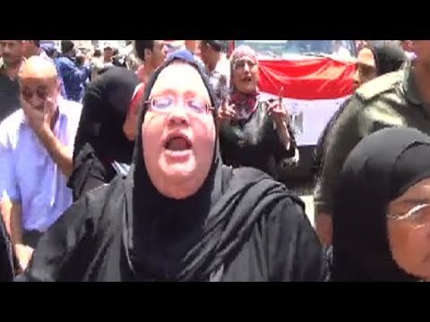 والدة شهيد في المنصورة إحنا معاك يا سيسي