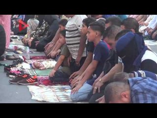 نساء يصلين العيد إالي جانب الرجال وفتاة تصلي بـ "شعرها"