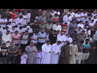 الآلاف يؤدون صلاة العيد في ساحة معبد الأقصر