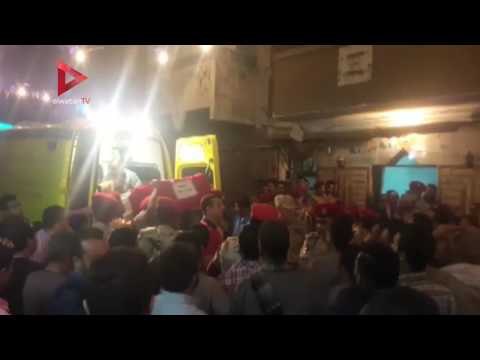لحظة وصول جثمان شهيد رفح لمسجد الصادق بأسيوط استعدادا لصلاة الجنازة