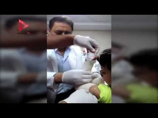 وزير الصحة يجرى "جبيرة" لطفل أثناء زيارته مستشفى برج البرلس في كفر الشيخ