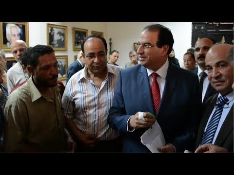 محافظ الدقهلية يمنح متضرري انهيار عقار عزبة الصفيح وحدات سكنية لـ 7 أسر