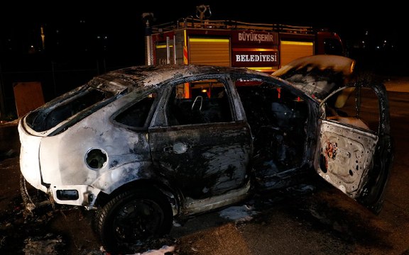 Üzerinde 42 haciz bulunan aracını ateşe verdi